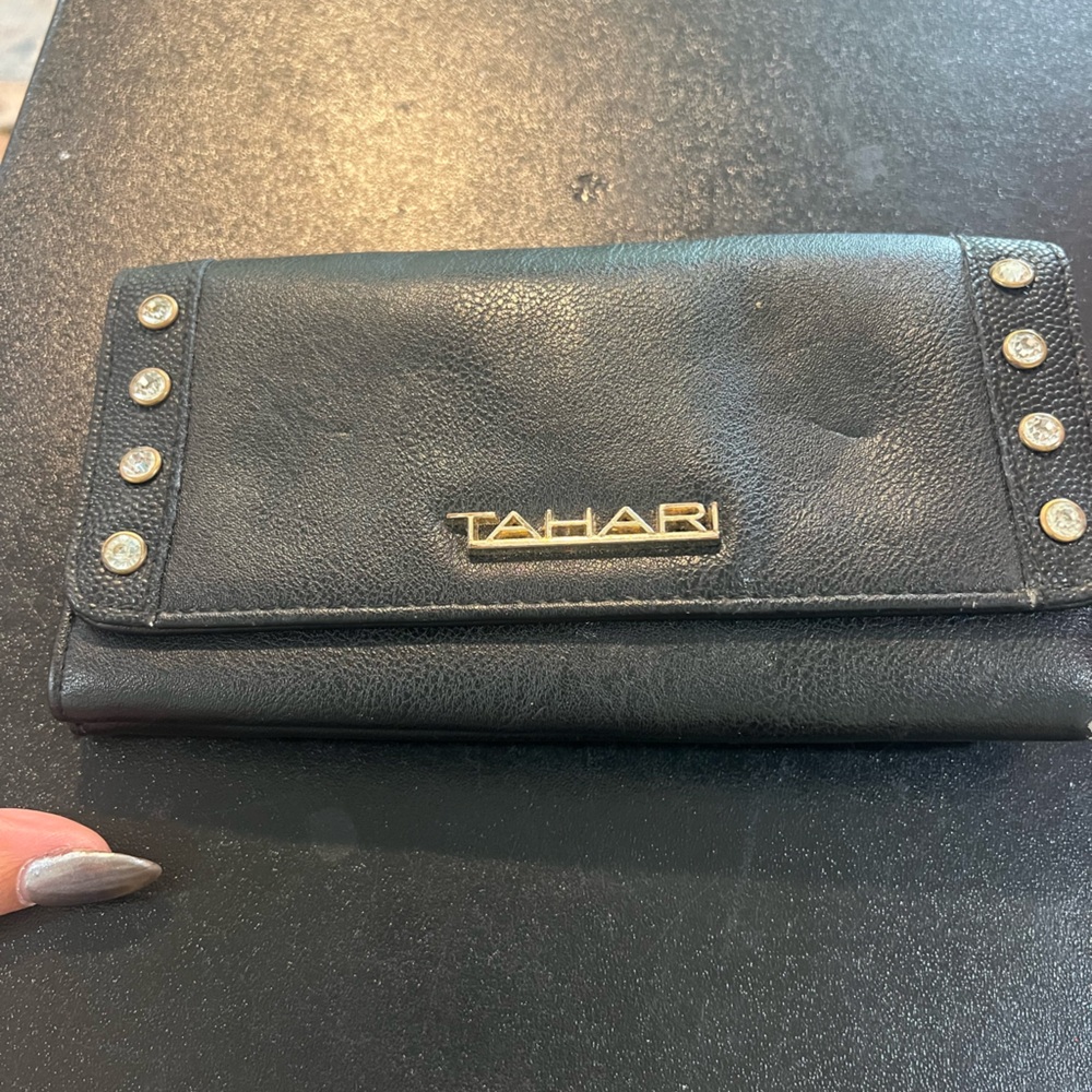 Tahari wallet